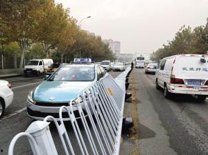 护栏事件吃瓜,揭秘背后真相，吃瓜群众热议不已！”