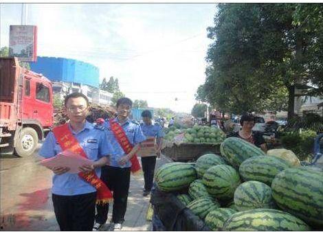 成都户外吃瓜事件,街头美食引发的热议瞬间