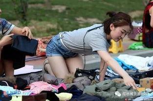 摆地摊帅哥吃瓜,吃瓜时光里的闲情逸致